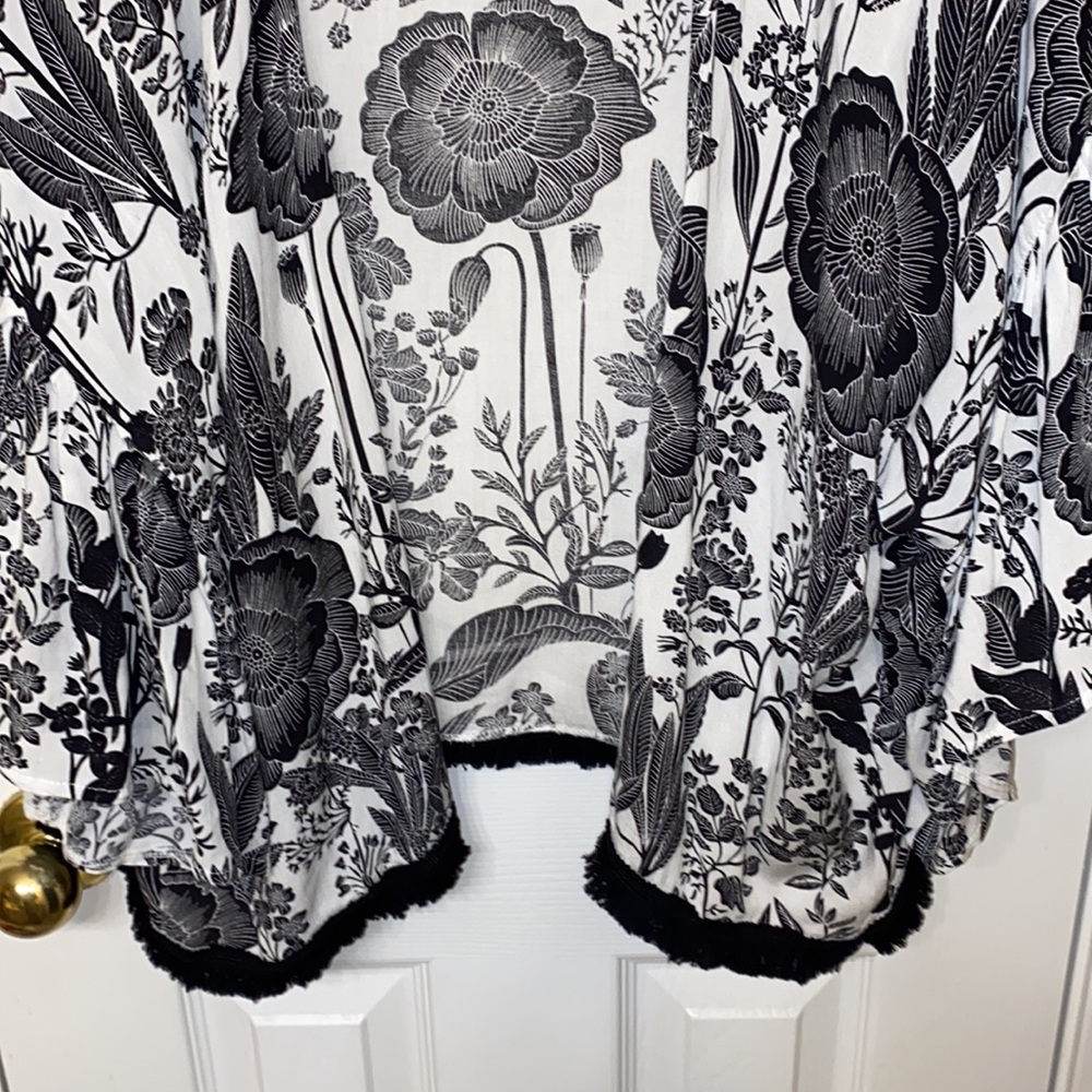 Coco + Carmen Women's White Black Floral Open Cardigan OS - Picture 3 of 8